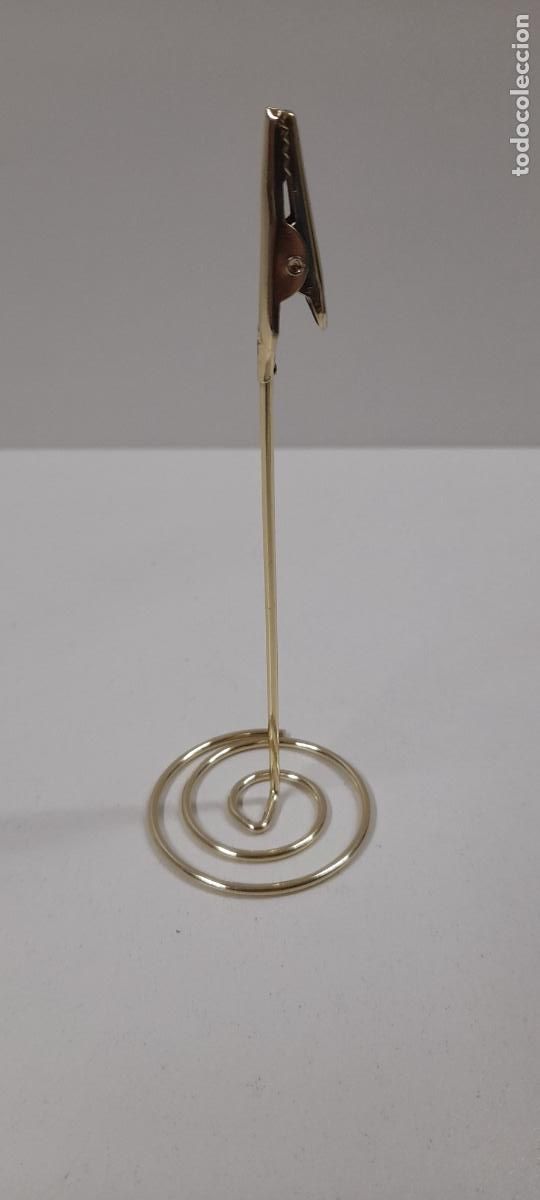 Coleccionismo: SOPORTE PARA FOTOS / NOTAS . REALIZADO EN METAL . MEDIDA DE ALTURA 12 CM