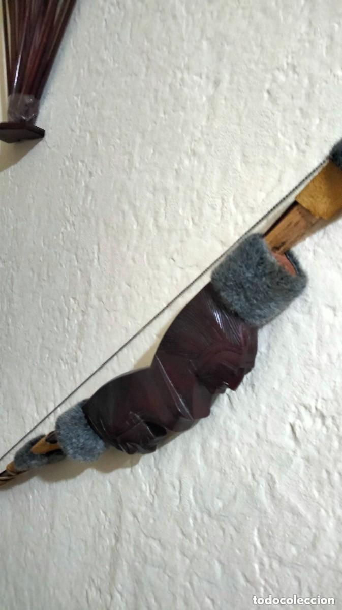 Coleccionismo: arco indio con 20 flechas en soporte de madera - Foto 1