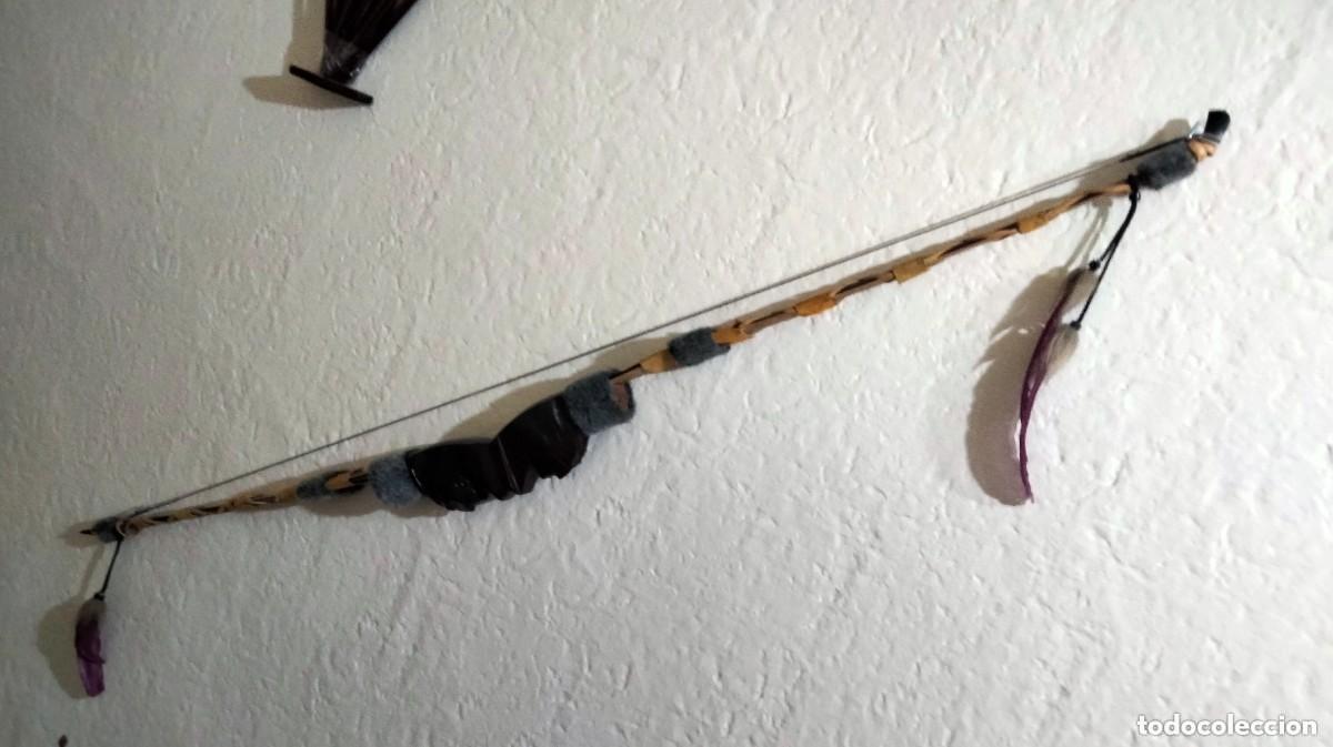 Coleccionismo: arco indio con 20 flechas en soporte de madera - Foto 2