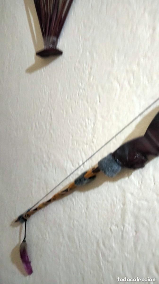 Coleccionismo: arco indio con 20 flechas en soporte de madera - Foto 4