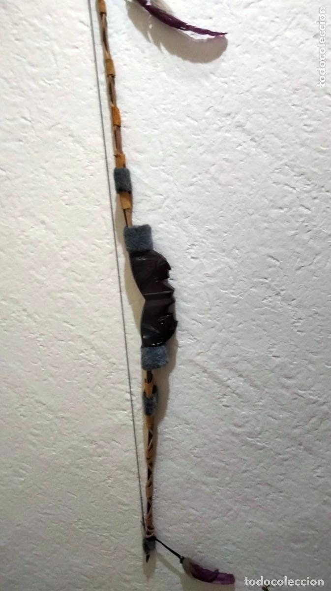 Coleccionismo: arco indio con 20 flechas en soporte de madera - Foto 5