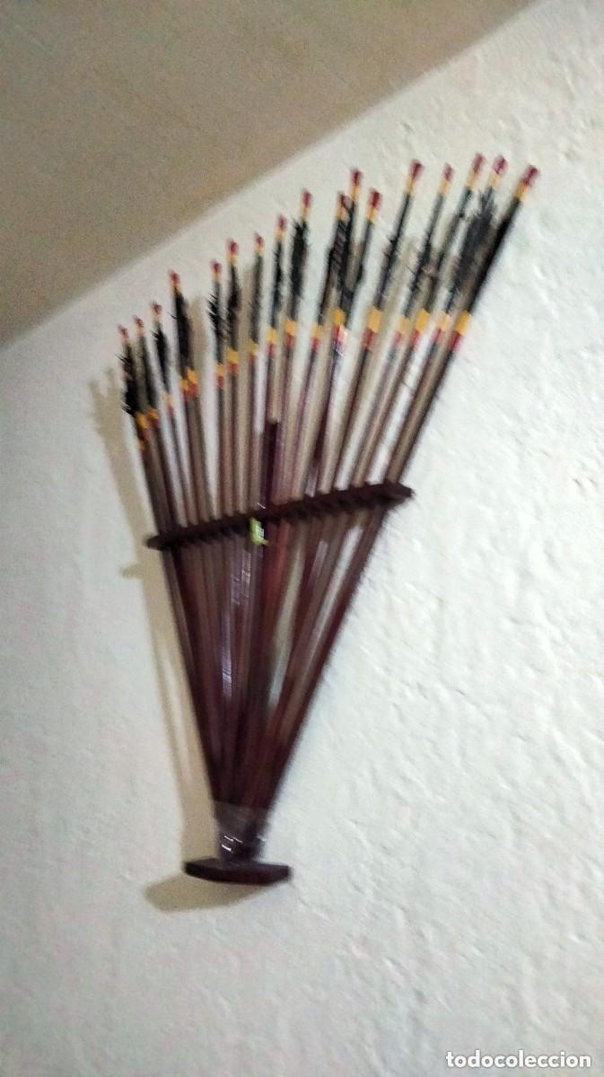 Coleccionismo: arco indio con 20 flechas en soporte de madera - Foto 8