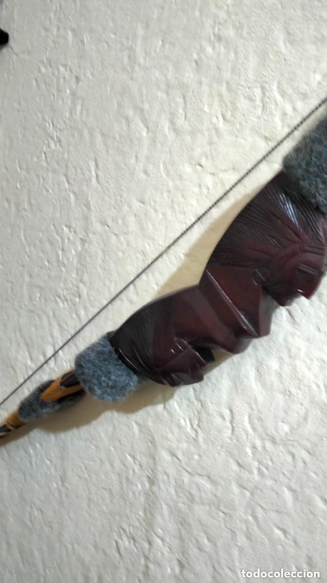 Coleccionismo: arco indio con 20 flechas en soporte de madera - Foto 9