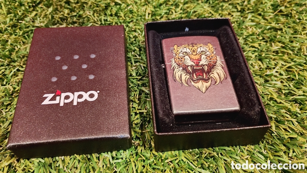Coleccionismo: ZIPPO CON DIBUJO DE LEON. USADO. VER FOTOS!!!