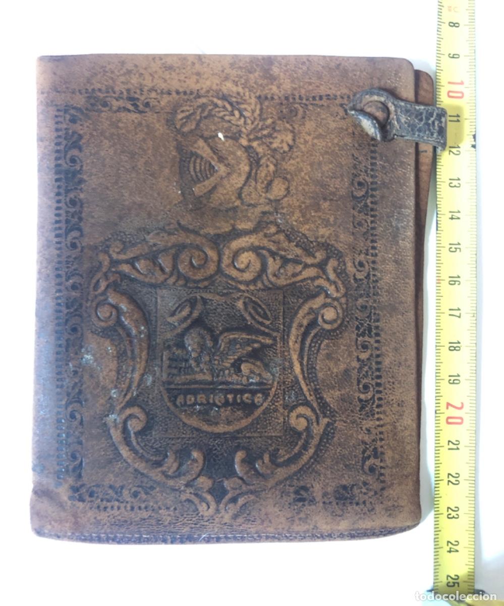 Coleccionismo: CARTERA O FUNDA PORTA DOCUMENTOS DE CUERO REPUJADO. - Foto 1