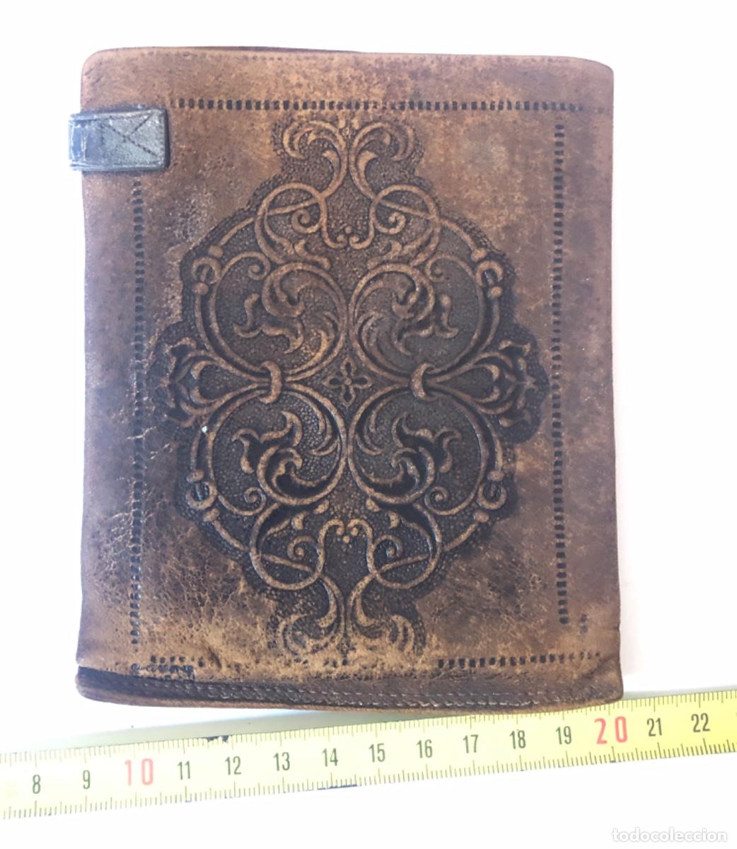 Coleccionismo: CARTERA O FUNDA PORTA DOCUMENTOS DE CUERO REPUJADO. - Foto 2