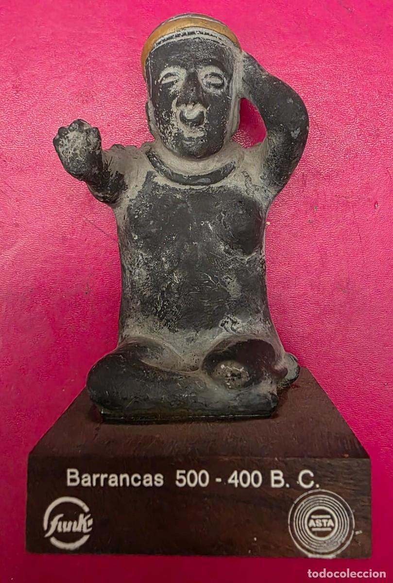 Collectionnisme: Figura &ldquo;arquidon&rdquo; estilo etnogr&aacute;fico sobre base madera 13&times;7 cm