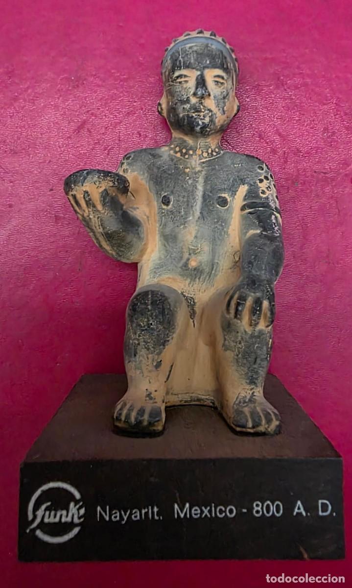 Collectionnisme: Figura &ldquo;GENOXAL&rdquo; estilo Nayarit sobre base madera 13&times;7 cm