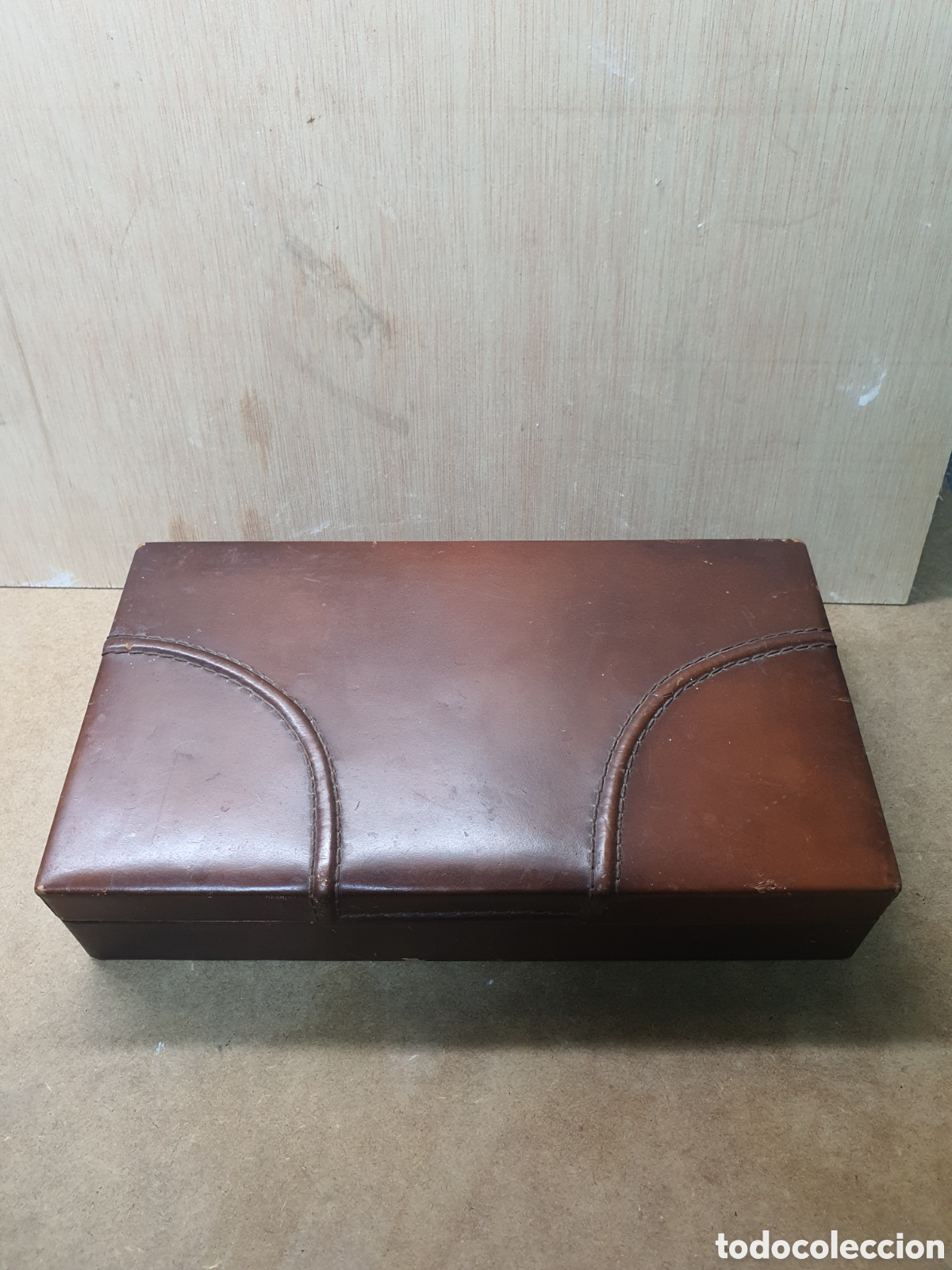 Coleccionismo: ANTIGUA CAJA PUROS TABAQUERA. MADERA FORRADA A&Ntilde;OS 70