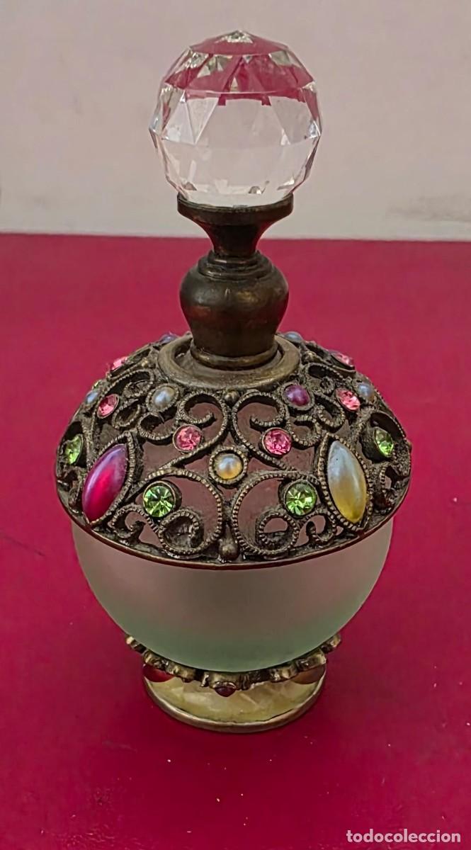 Collectionnisme: Frasco de colonia vintage decorado con filigrana y cristales multicolor &ndash; 9&times;5 cm