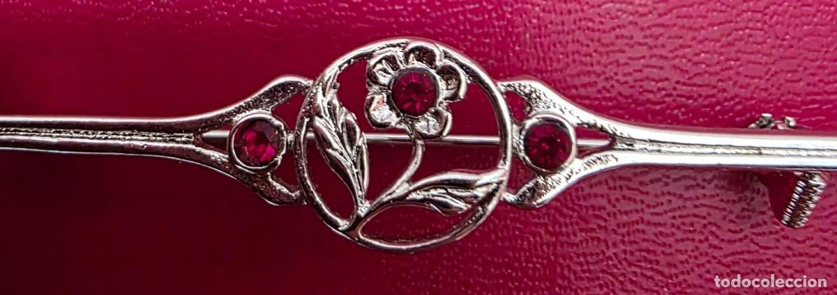 Collectionnisme: Broche met&aacute;lico floral con cristales rojos &ndash; 7 cm