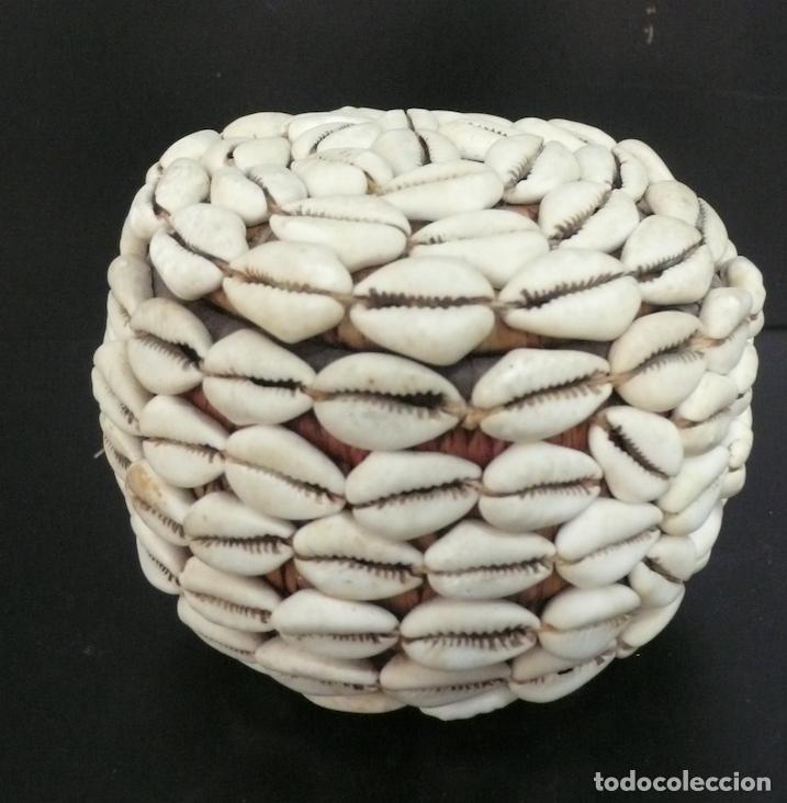 Coleccionismo: PEQUE&Ntilde;A CESTA CON CONCHAS DE CAURI - Foto 1