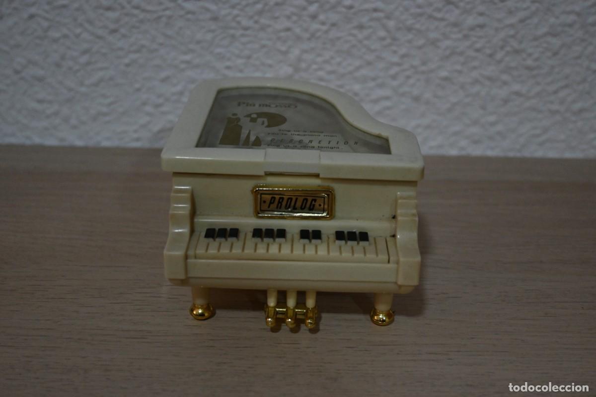 Coleccionismo: CAJA MUSICAL PIANO DE COLA SE ABRE LA TAPA NO TIENE CUERDA VA CON PILA DE BOTON