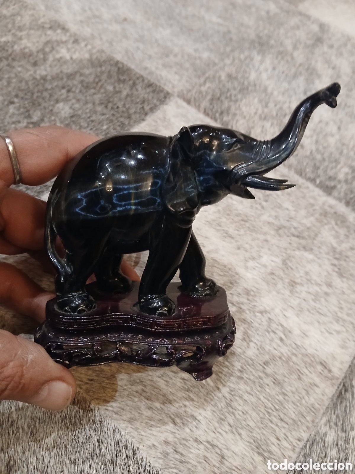 Coleccionismo: Escultura elefante Tallado ojo de tigre sobre peana madera tallada