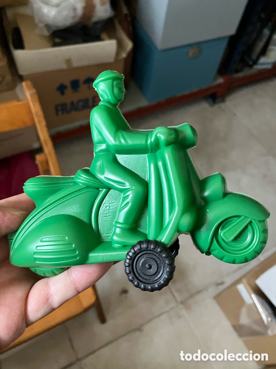 Coleccionismo: Vespa pl&aacute;stico soplado Montaplex