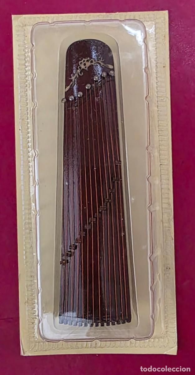 Collectionnisme: Koto japon&eacute;s tradicional en miniatura &ndash; Instrumento musical decorativo en bl&iacute;ster (22 &times; 8 cm)