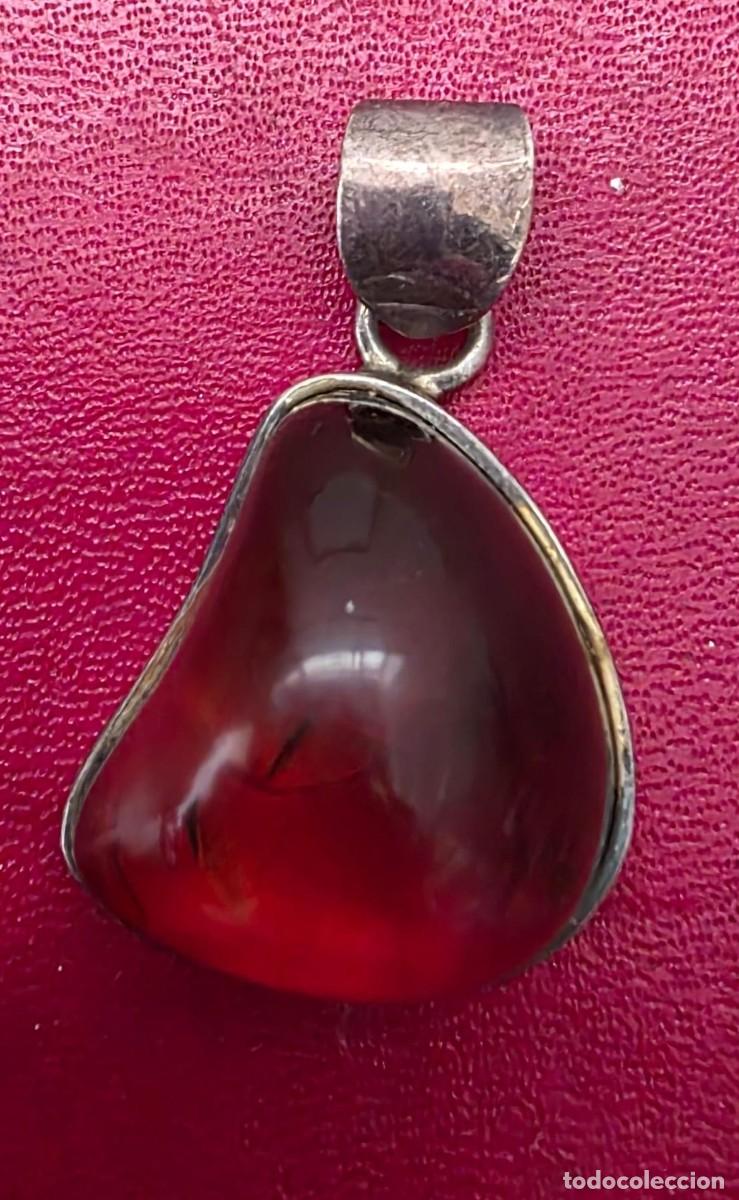 Collectionnisme: Colgante vintage peque&ntilde;o de &aacute;gata roja en marco met&aacute;lico &middot; 3 cm