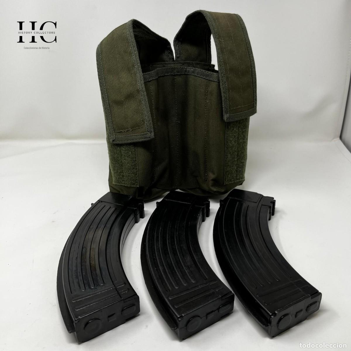 Coleccionismo: Portacargador doble con tres r&eacute;plicas de cargador AK-47 DENIX (no operativos)