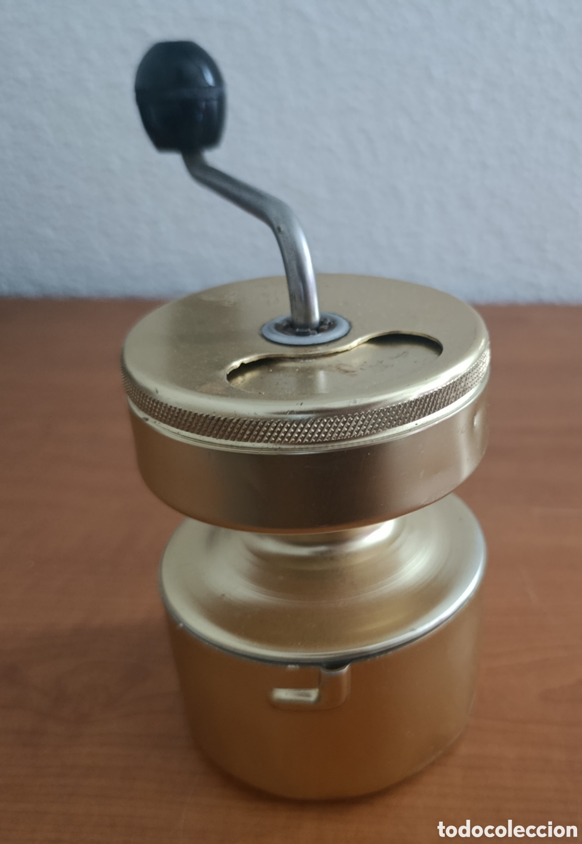 Coleccionismo: MOLINILLO DE CAF&Eacute; EN ALUMINIO DORADO, MARCA ESAZA. - Foto 1