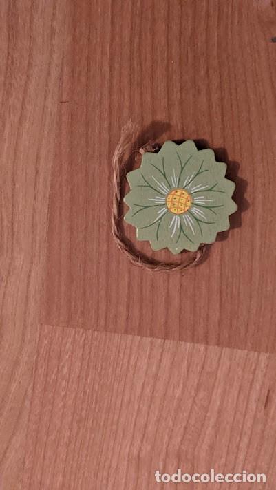 Coleccionismo: PEQUE&Ntilde;A FLOR DE MADERA - Foto 1