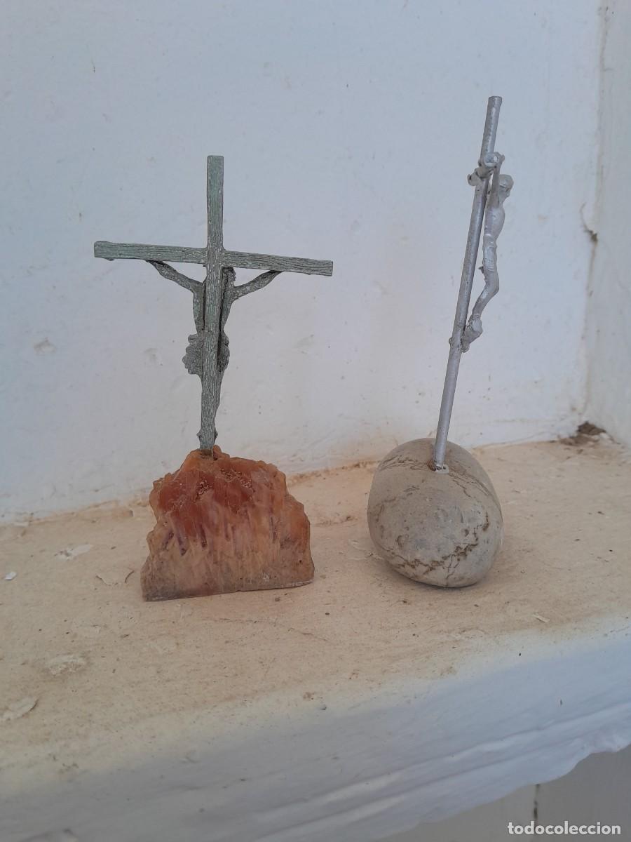 Coleccionismo: Dos peque&ntilde;os crucifijos.. - Foto 2