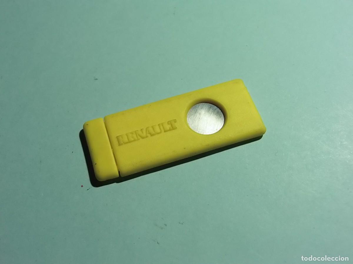 Coleccionismo: CORTAPUROS DE BOLSILLO AMARILLO - MARCA RENAULT. - Foto 1