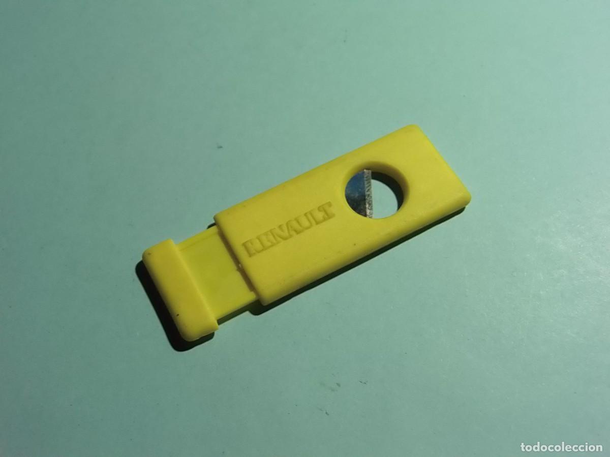 Coleccionismo: CORTAPUROS DE BOLSILLO AMARILLO - MARCA RENAULT. - Foto 2