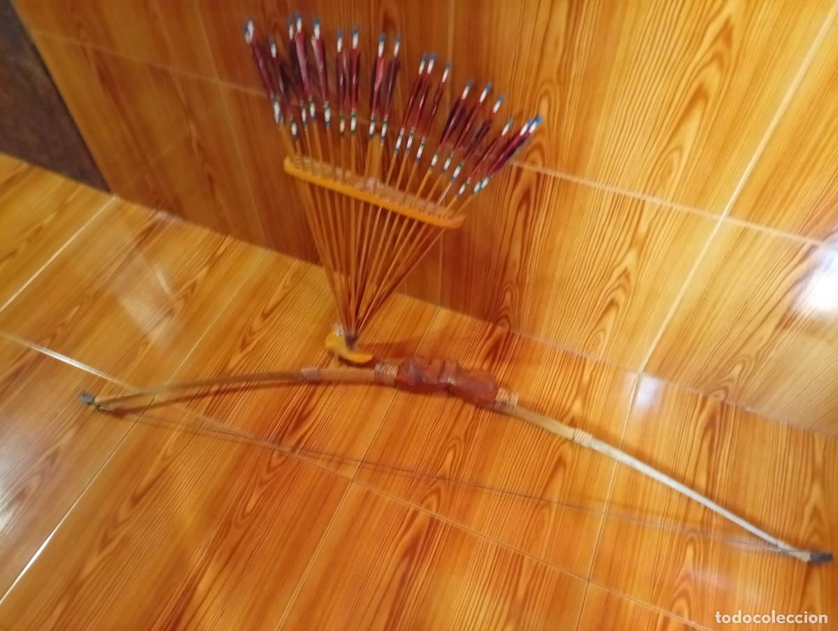 Coleccionismo: arco indio con 20 flechas en soporte de madera - Foto 7