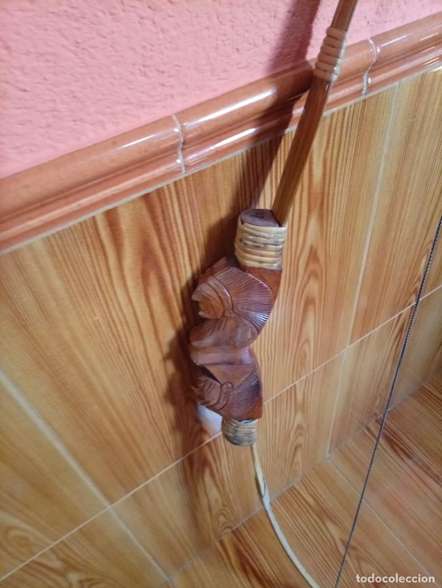 Coleccionismo: arco indio con 20 flechas en soporte de madera - Foto 3