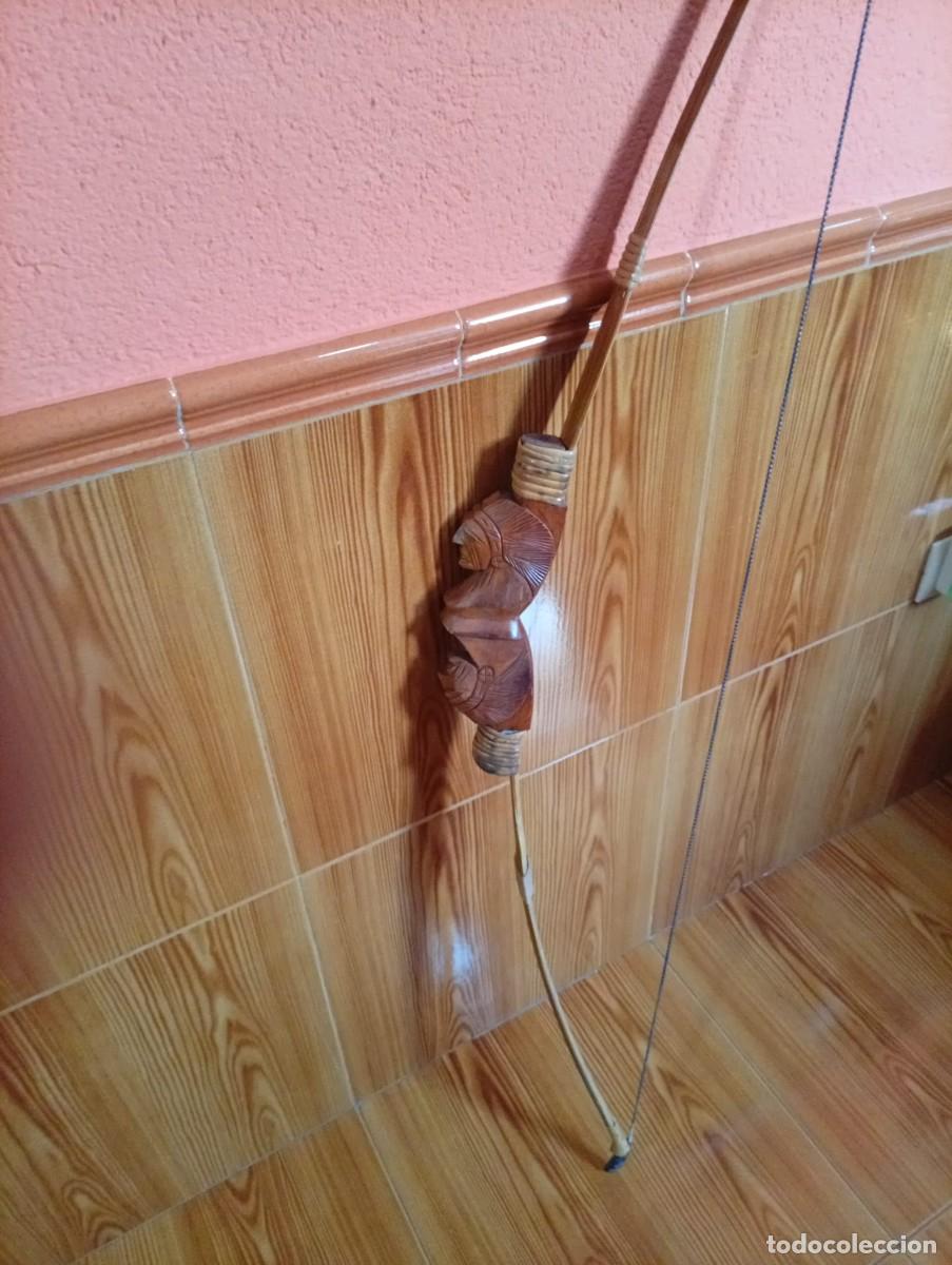 Coleccionismo: arco indio con 20 flechas en soporte de madera - Foto 4