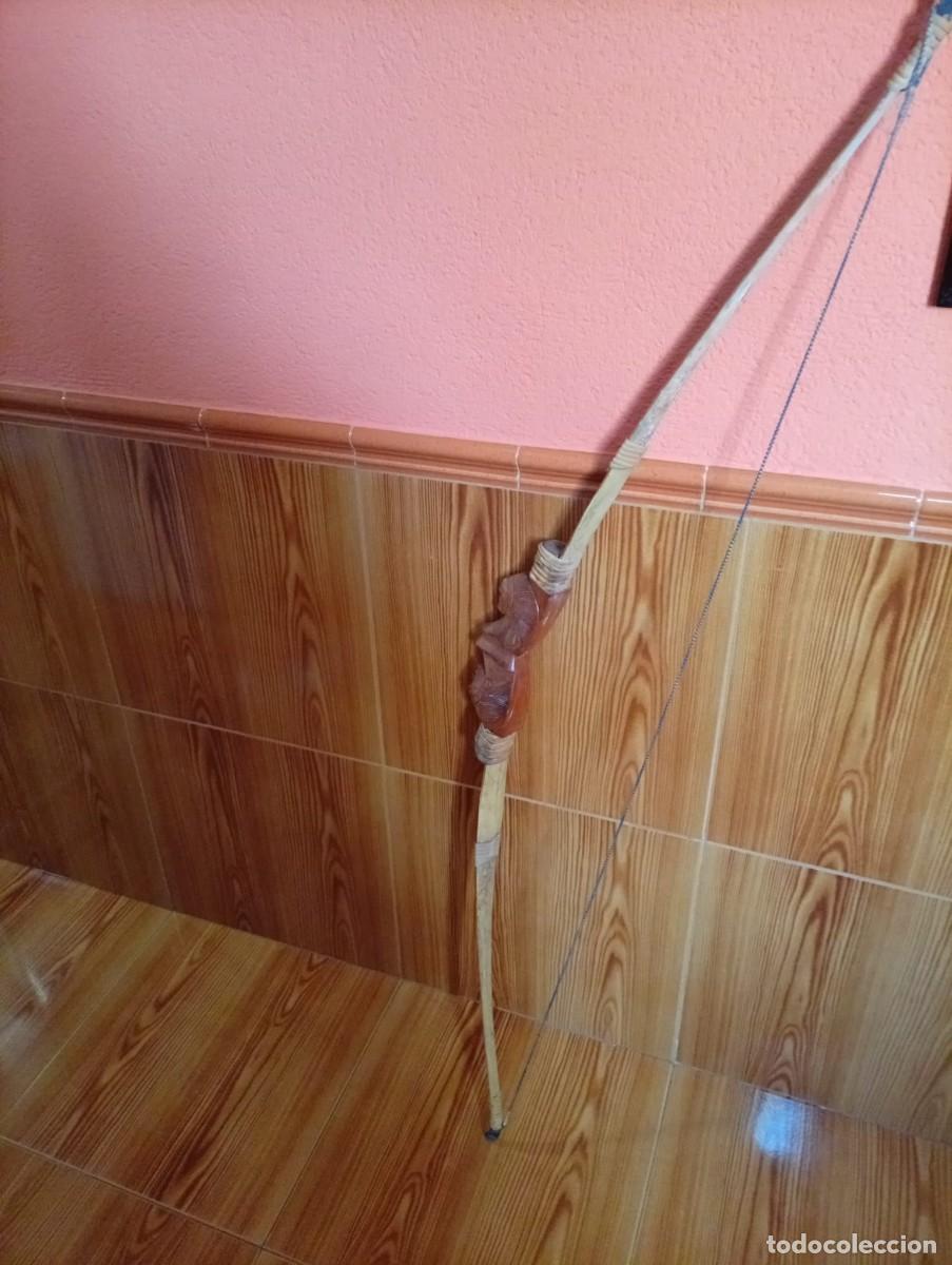 Coleccionismo: arco indio con 20 flechas en soporte de madera - Foto 5