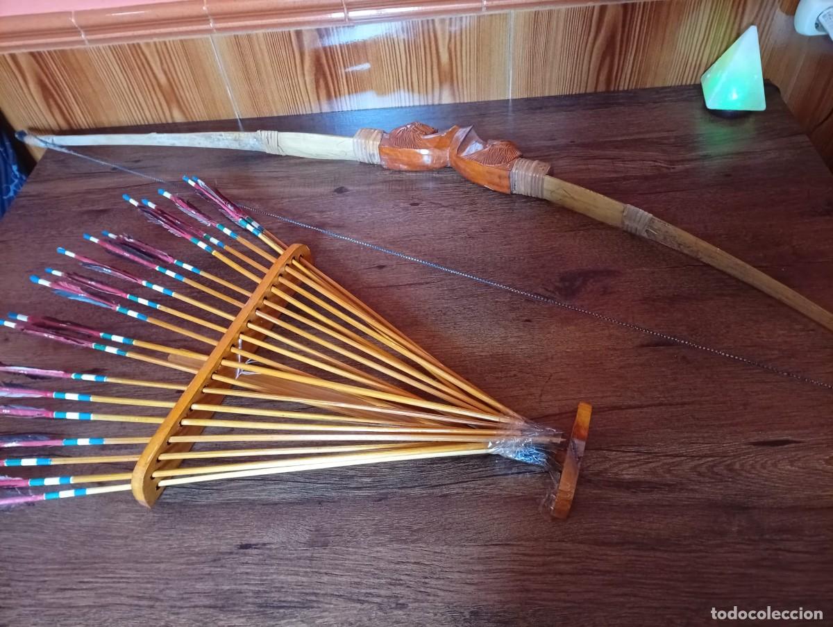 Coleccionismo: arco indio con 20 flechas en soporte de madera - Foto 1