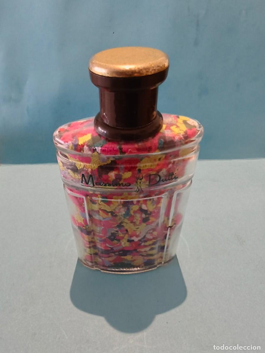 Coleccionismo: Botella de colonia Massimo Dutti, llena de tracitos de ropa. - Foto 2