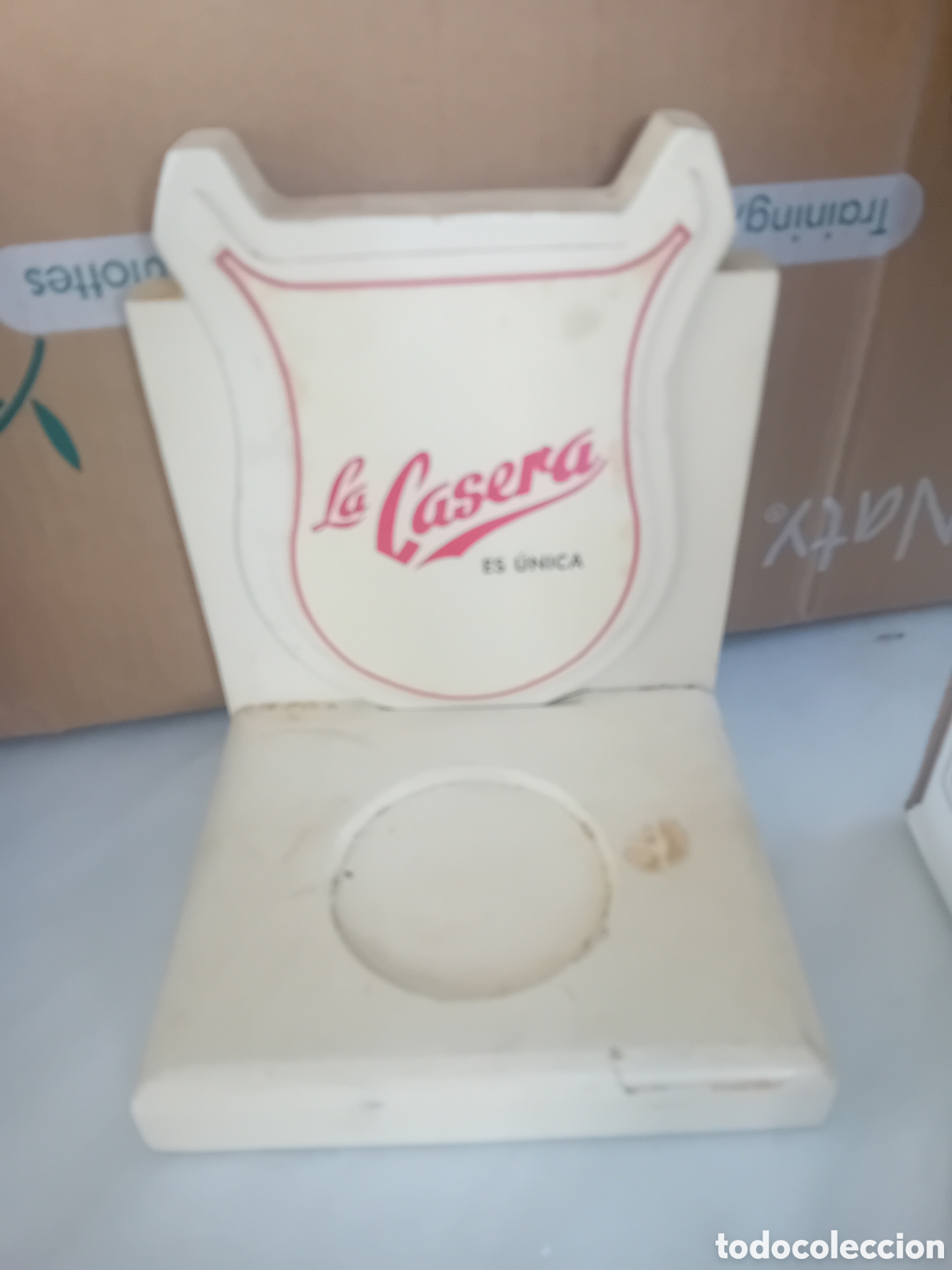 Coleccionismo: La casera botella y expositor madera original - Foto 2