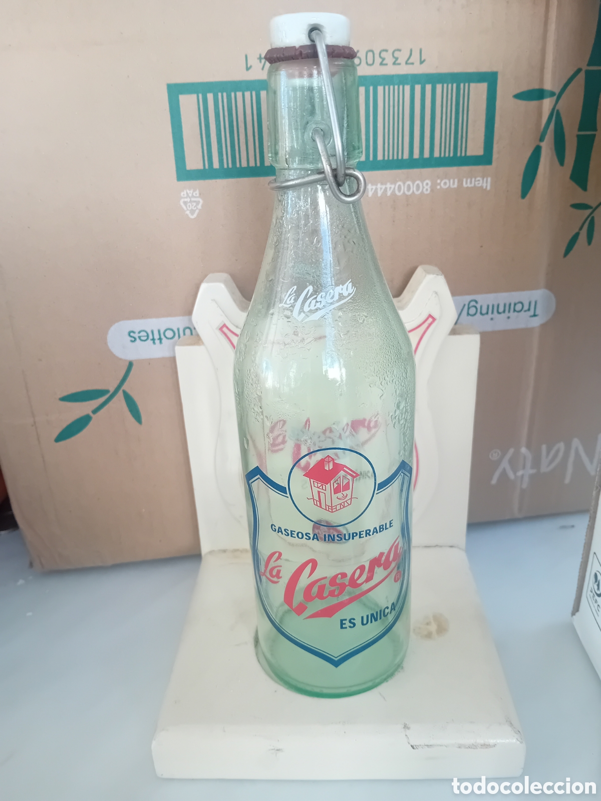 Coleccionismo: La casera botella y expositor madera original - Foto 1