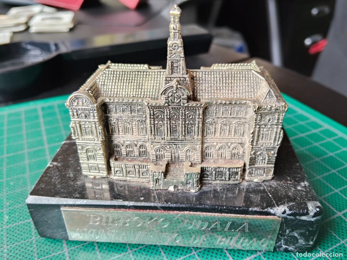 Coleccionismo: MAQUETA EDIFICIO AYUNTAMIENTO BILBAO - ENTREGADO CENTENARIO EDIFICIO AYUNTAMIENTO 1990 - Foto 2