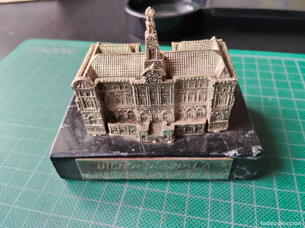 Coleccionismo: MAQUETA EDIFICIO AYUNTAMIENTO BILBAO - ENTREGADO CENTENARIO EDIFICIO AYUNTAMIENTO 1990 - Foto 1
