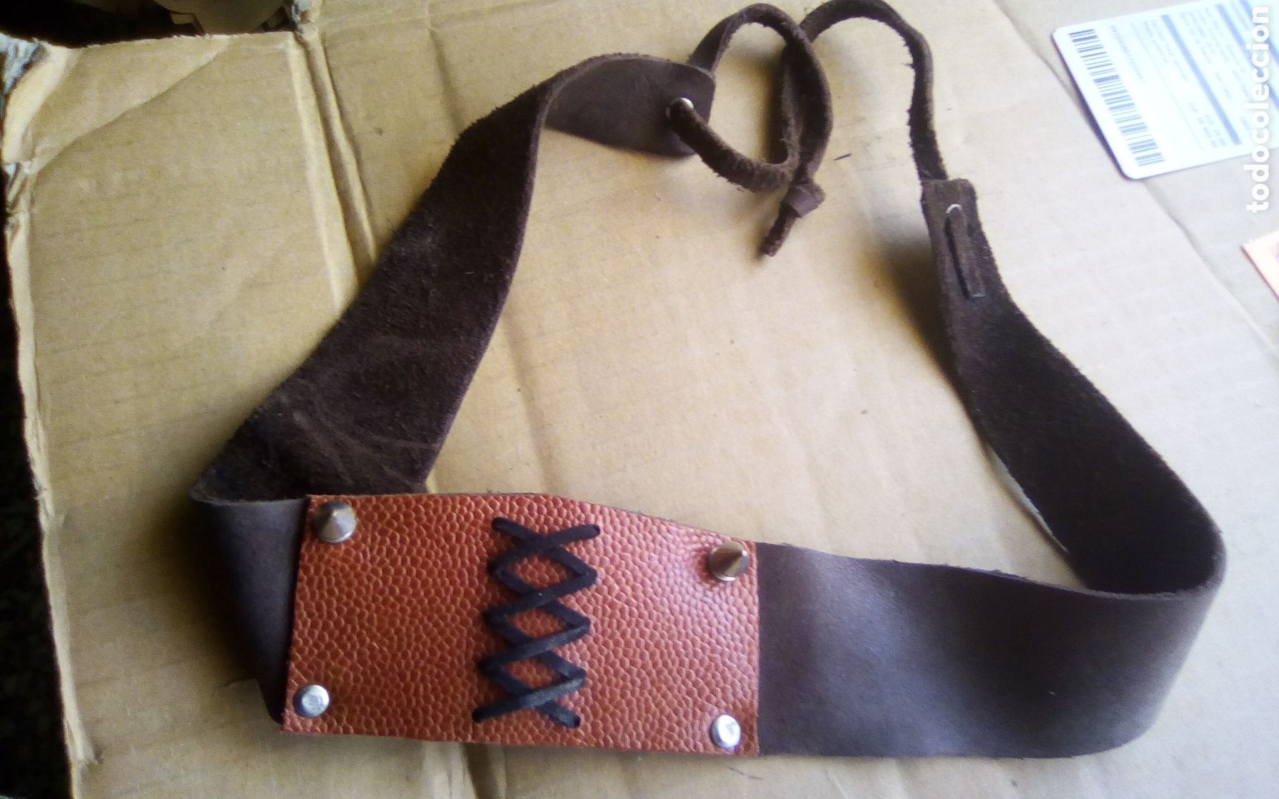 Coleccionismo: Collar de cuero con pinchos. Rock, heavy, sado, maso, punk, etc.... El cuadrado pinchos 5 x 10 cm.