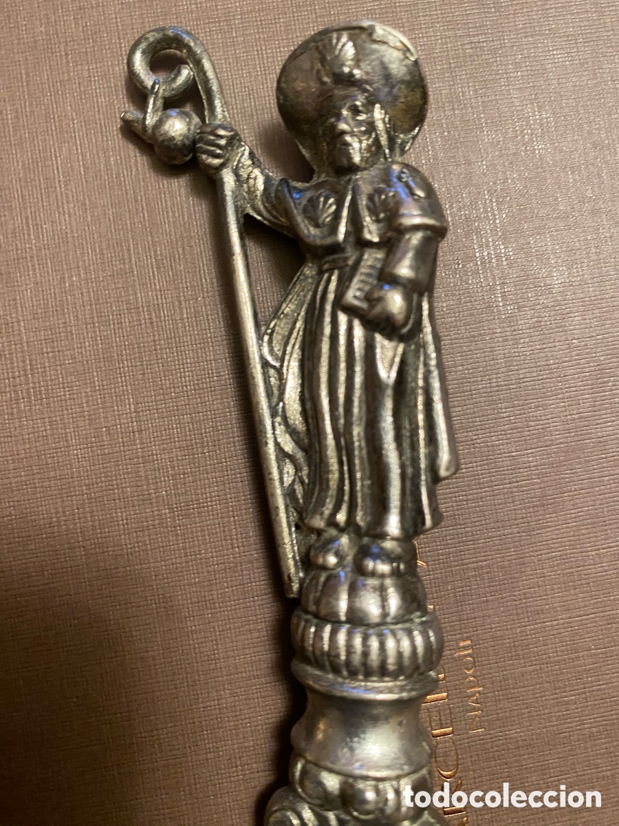 Colecionismo: Abrecartas de metal plateado cuya empu&ntilde;adura es un Santiago Peregrino.