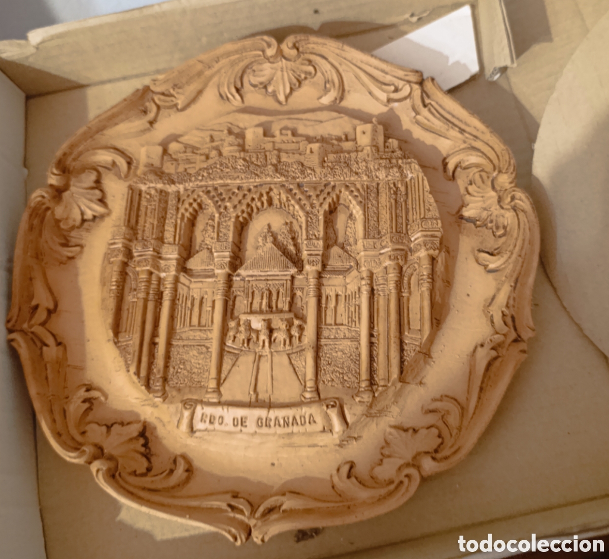 Coleccionismo: Plato decorativo en relieve - Recuerdo de Granada (Alhambra) - Vintage