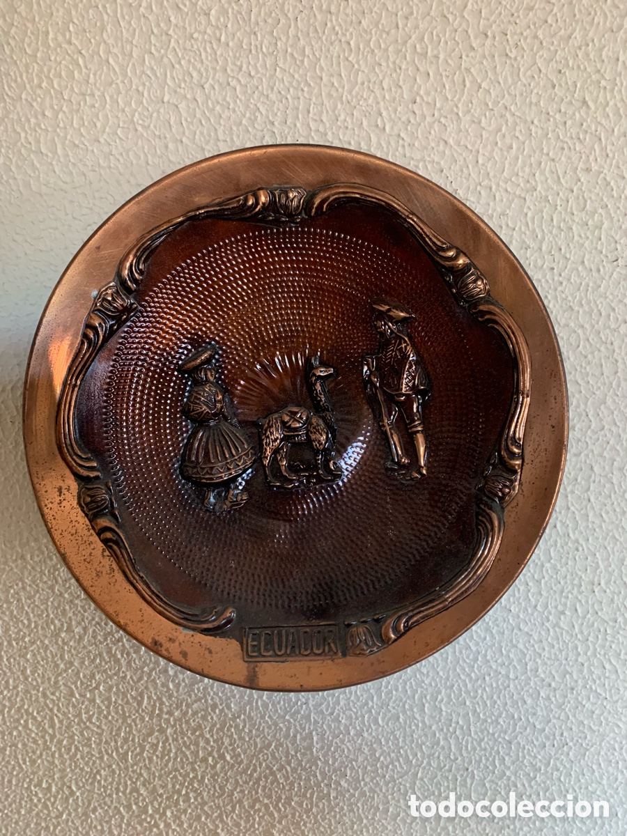 Collectionnisme: Plato decorativo lat&oacute;n Ecuador 23 cm | Relieve figuras tradicionales