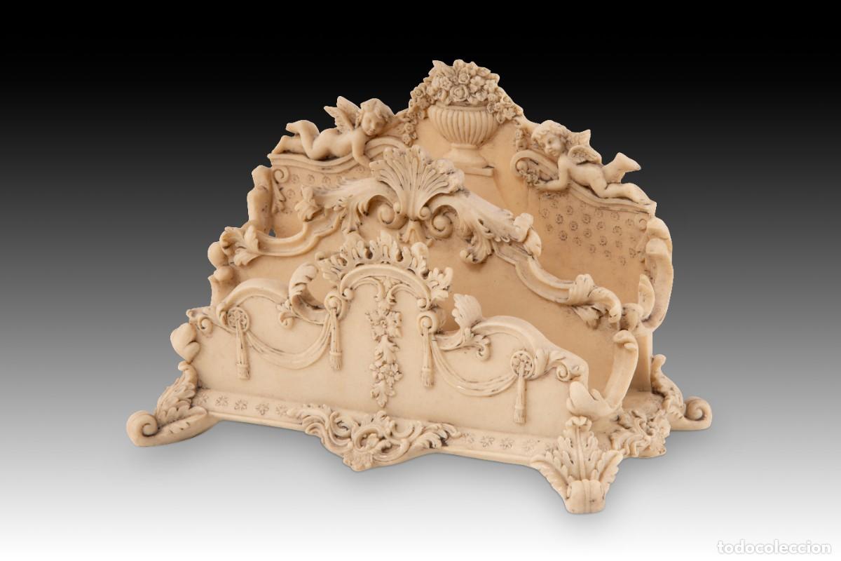 Coleccionismo: Portacartas. Resina. Siglo XX, siguiendo modelos del siglo XIX.