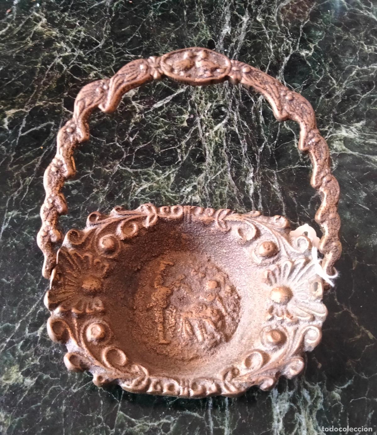 Coleccionismo: Peque&ntilde;a cesta de hierro fundido.