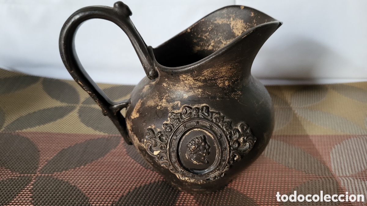 Coleccionismo: Antigua jarra de cer&aacute;mica tipo camafeo en relieve numerada