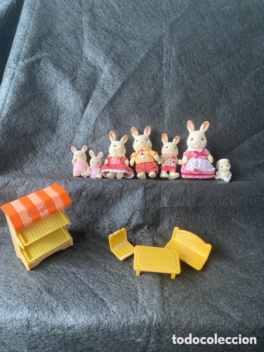 Coleccionismo: Conejos de la familia siylvani con mesa y sillas y recipiente para productos, son 7 miembros