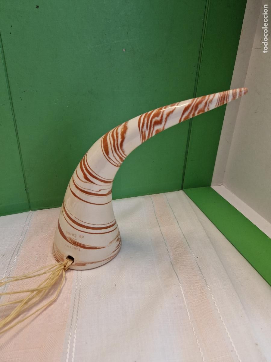 Coleccionismo: BONITO CUERNO DE PORCELANA HECHO A MANO.