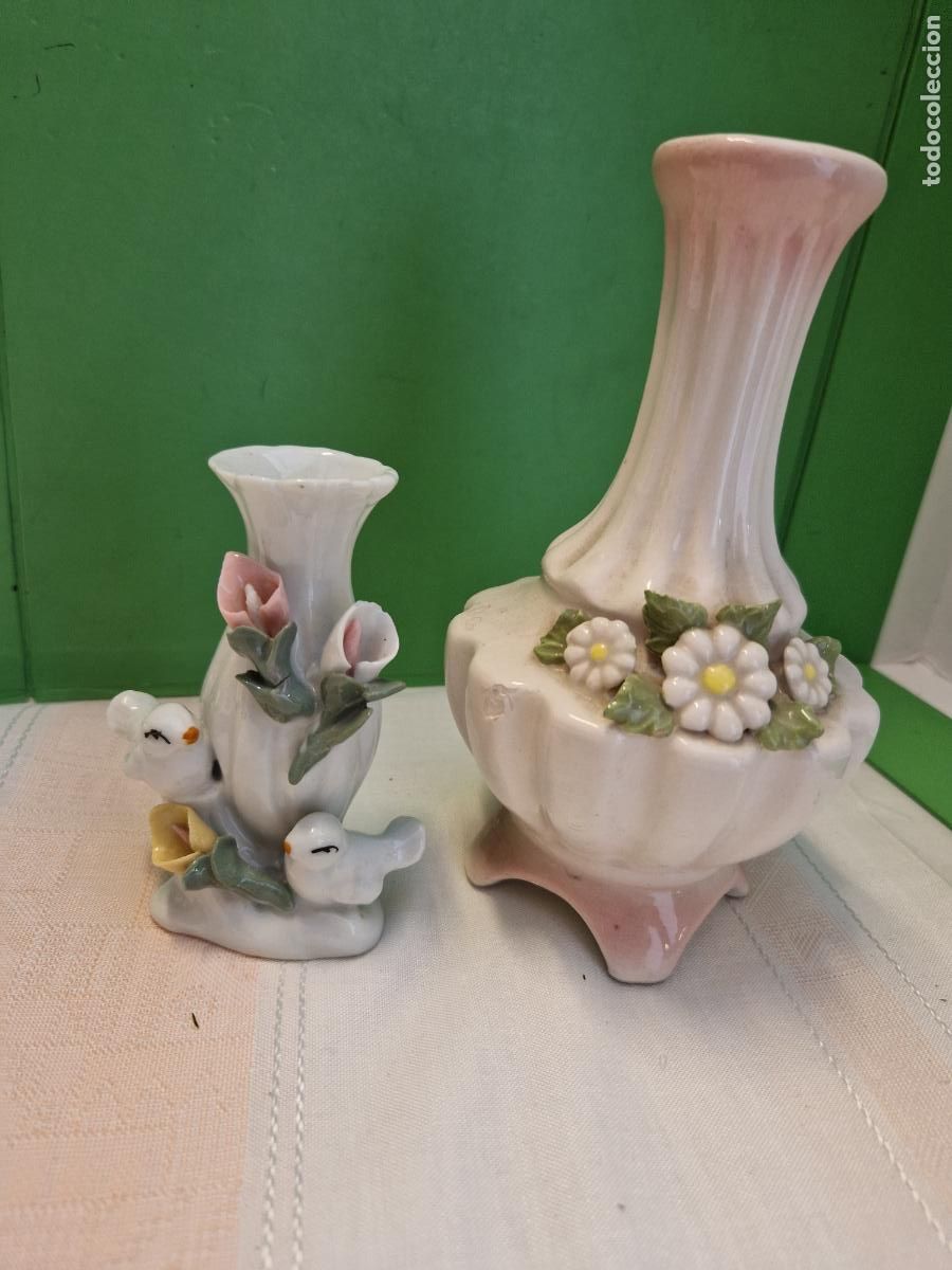Coleccionismo: 2 BONITOS MINI JARRONES EN CERAMICA DECORATIVO.