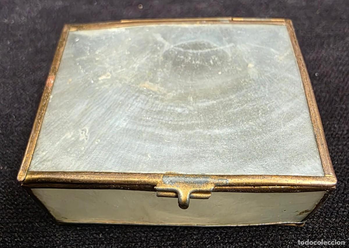 Coleccionismo: Caja antigua de n&aacute;car con montura met&aacute;lica &ndash; Joyero vintage 5x4 cm