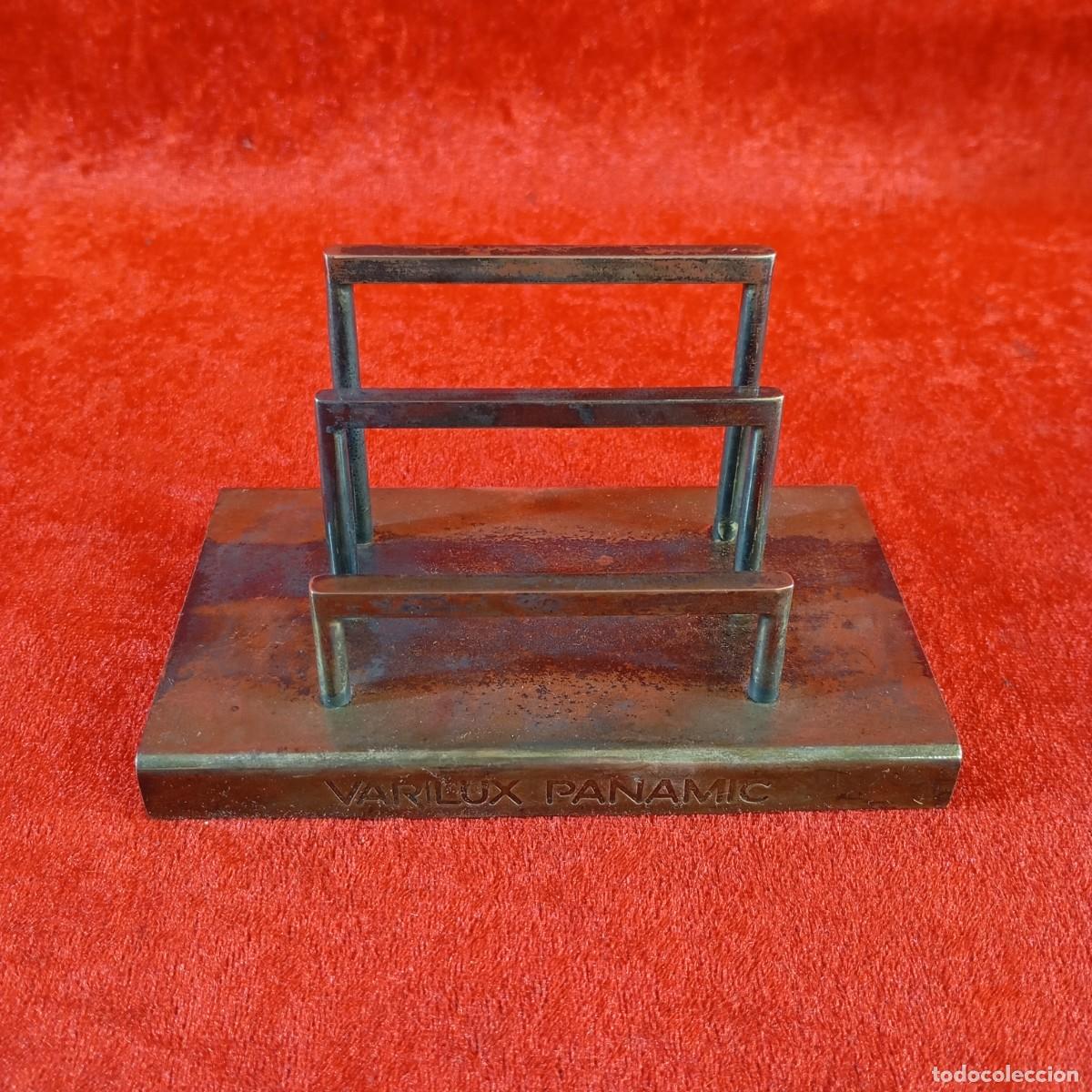 Coleccionismo: SOPROTE PARA TARJETAS O MUESTRAS - VARILUX PANAMIC - LAT&Oacute;N O BRONCE - 130 X 75 X 70 MM / 2850