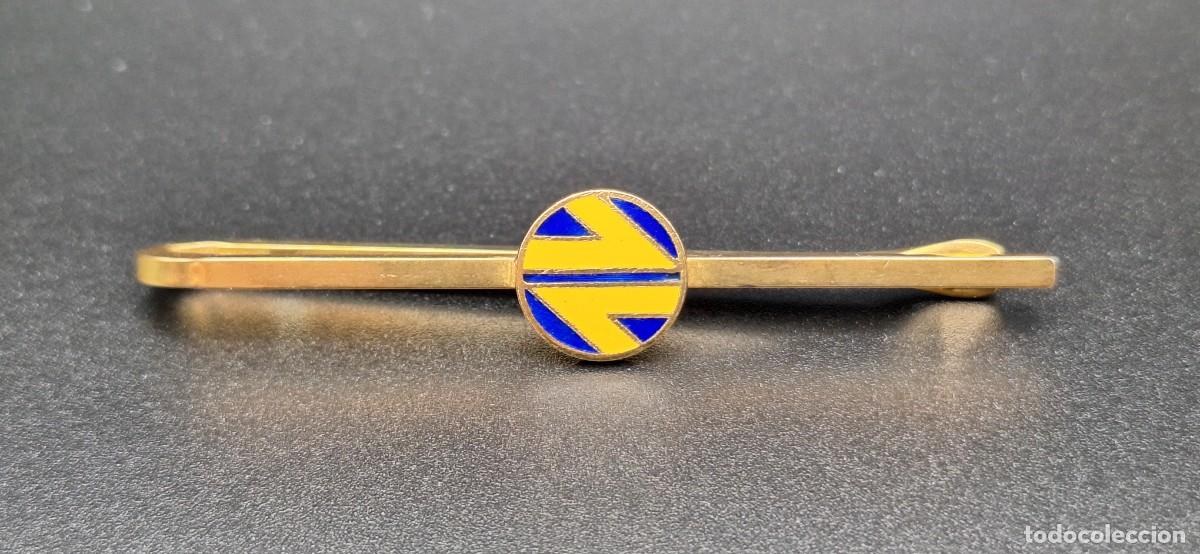 Coleccionismo: Pasador de corbata logo cl&aacute;sico RENFE - Metal dorado y esmaltes a fuego